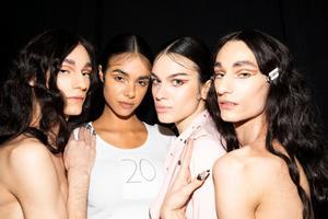 Modelos peinados con ’baby hairs’ en el desfile de The Blonds, en la New York Fashion Week.