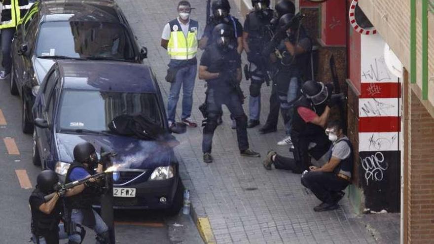 La Policía, ante el bar donde se atrincheró el hombre.