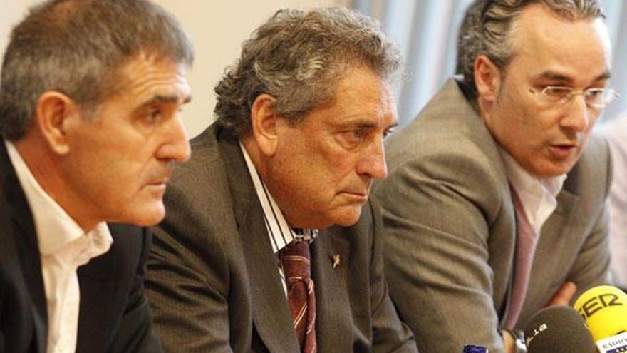 Paco Herrera, Carlos Mouriño y Miguel Torrecilla durante el anuncio de la renovación del técnico. // José Lores