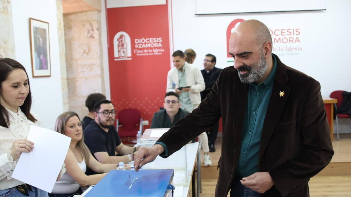 Pablo Alonso en el momento de votar.