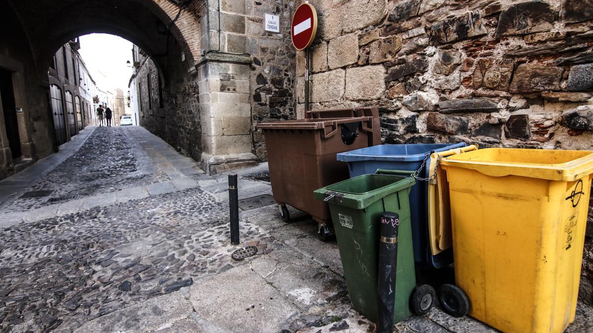 Contenedores en la plaza del Socorro de Cáceres, que desaparecerán en cuanto se implante el sistema de recogida domiciliaria.