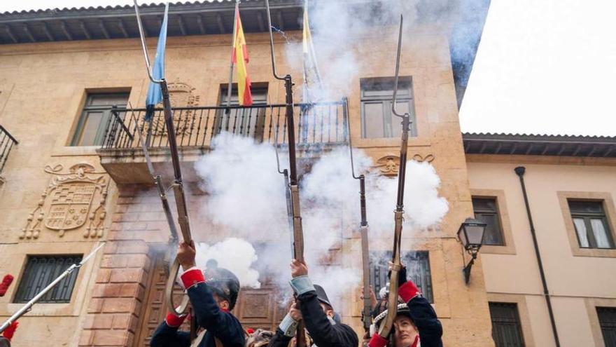 Tres fusileros disparando salvas en la Corrada del Obispo.