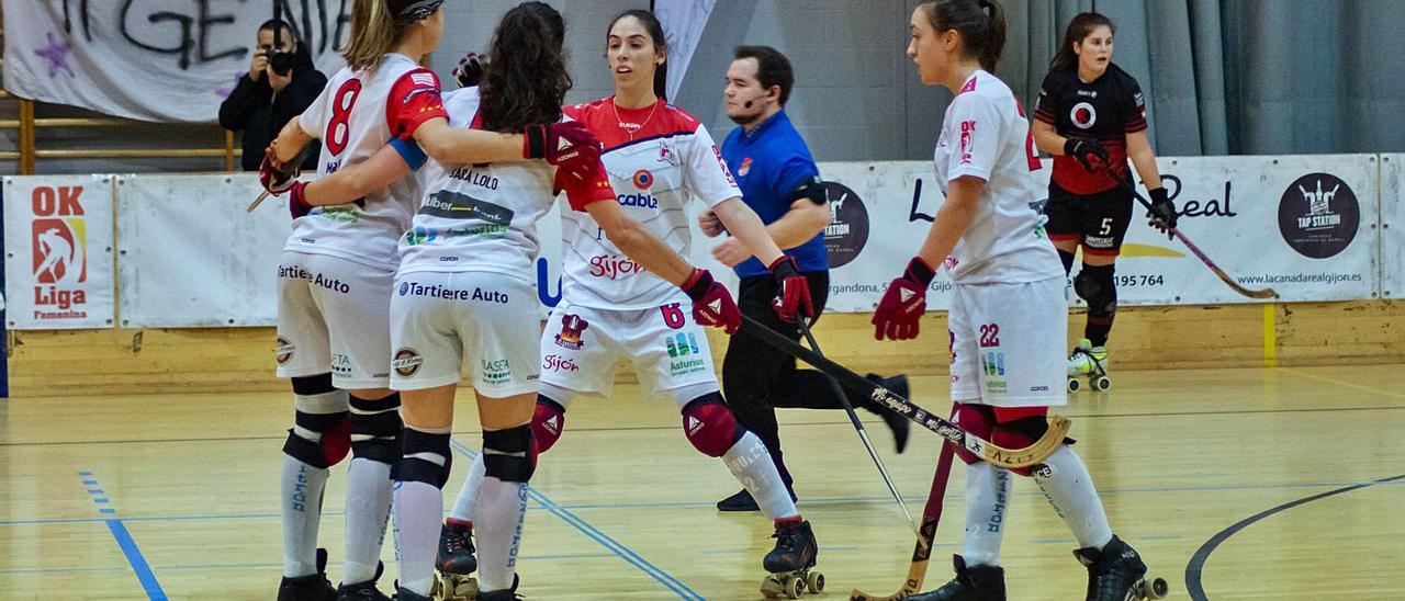 María Sanjurjo, Sara Lolo, Marta Piquero y Sara Roces, las cuatro jugadoras del Telecable de la selección española, celebran un gol. | Gijón Solimar