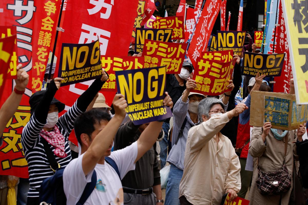 Los líderes del G7 visitan el Memorial Park para las víctimas de la bomba atómica en Hiroshima, entre protestas