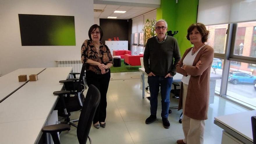 Marta Pérez, José Ángel Vega e Isabel Morán, en los nuevos espacios para emprendedores que ofrece Valnalón.