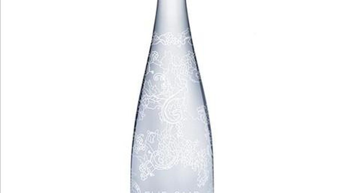 Elie saab inmortaliza el diseño del agua mineral Evian