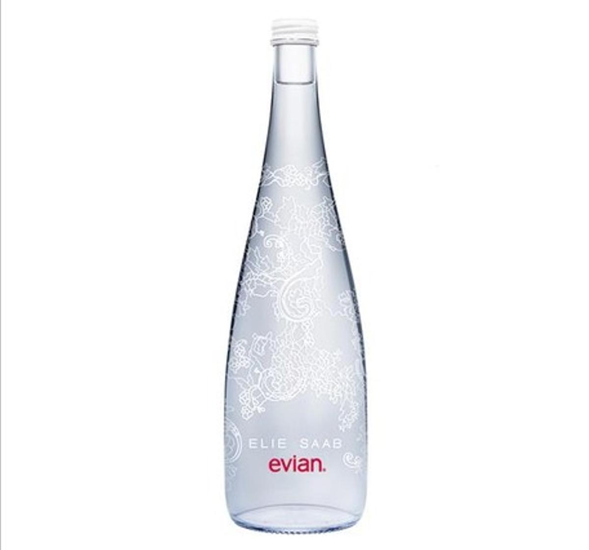 El disseny que ha fet el dissenyador Elie Saab per a l’ampolla d’aigua mineral Evian.