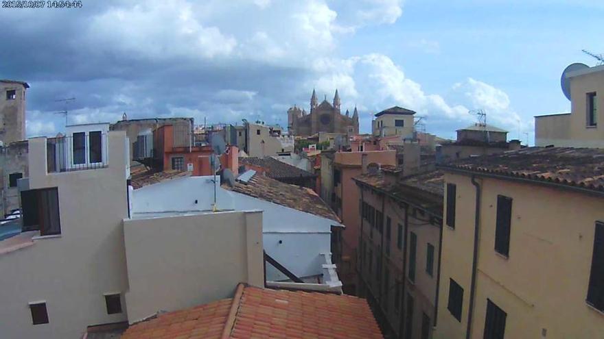 Sonne und Wolken: Die Kathedrale von Palma, aufgenommen am Mittwochvormittag (7.10.) mit unserer Webcam