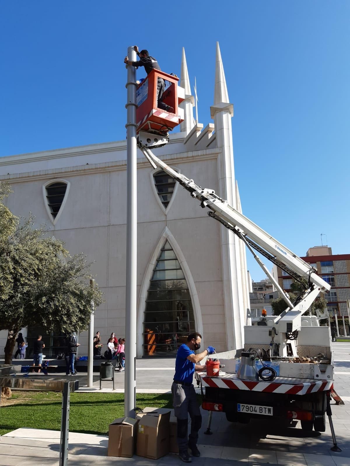 Instalación de nuevos focos en la plaza de Oriente hace unos días
