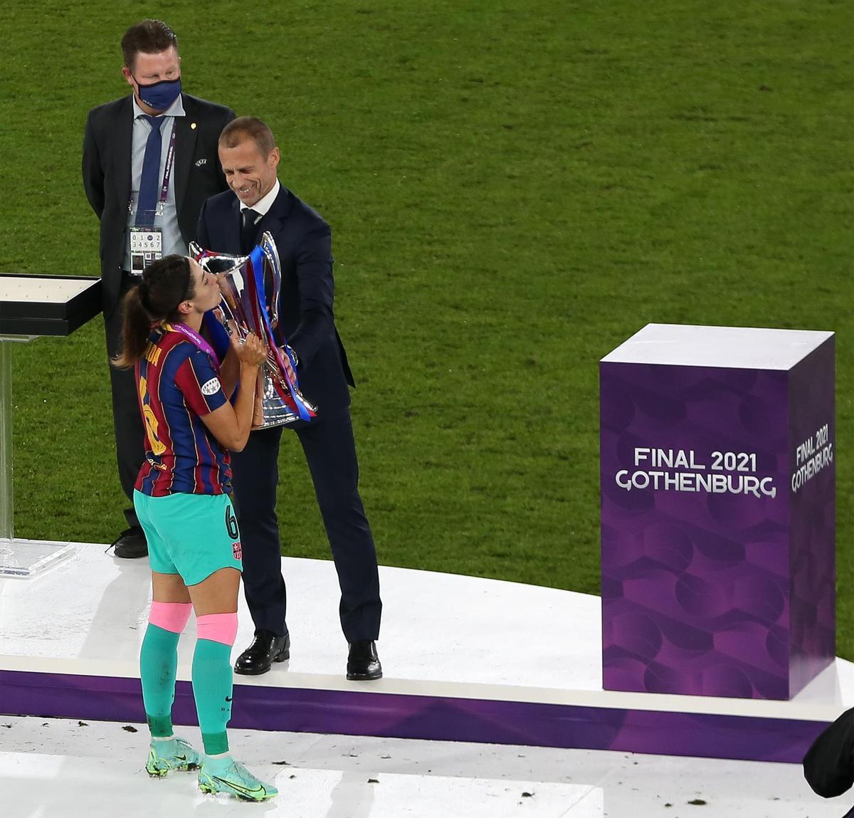 La capitana recogiendo la copa