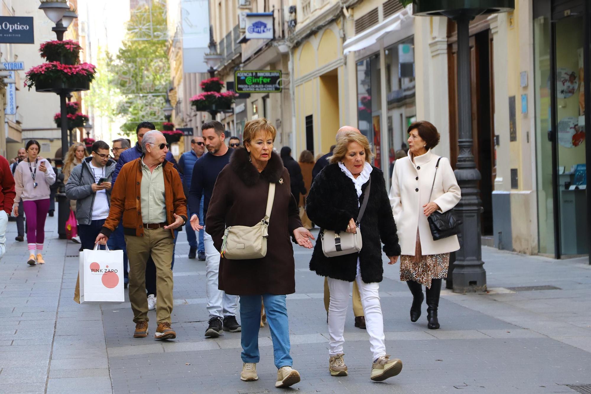 Turistas y cordobeses se echan a la calle