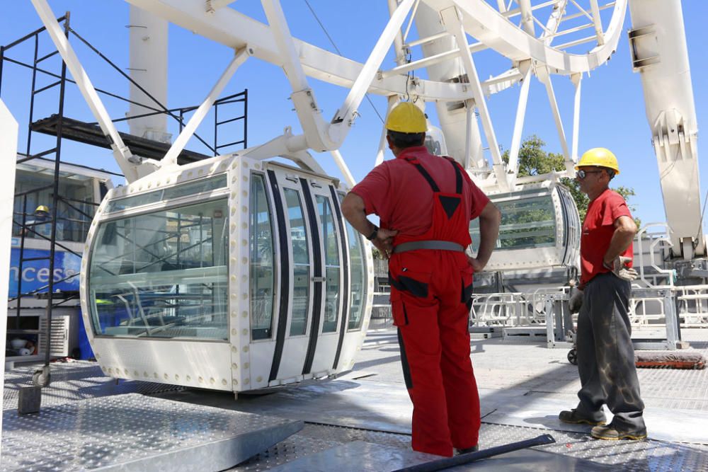 Uno de los 'iconos' modernos del Centro de Málaga, la noria del puerto, ha comenzado a ser desmontado, concretamente por sus cabinas