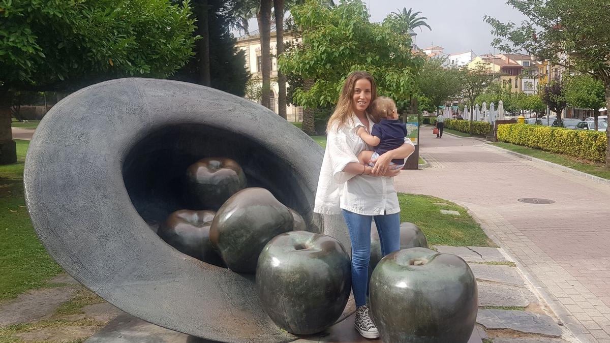 Marta Castro con su hijo Hugo Nieto, en Villaviciosa, en agosto del 2021.