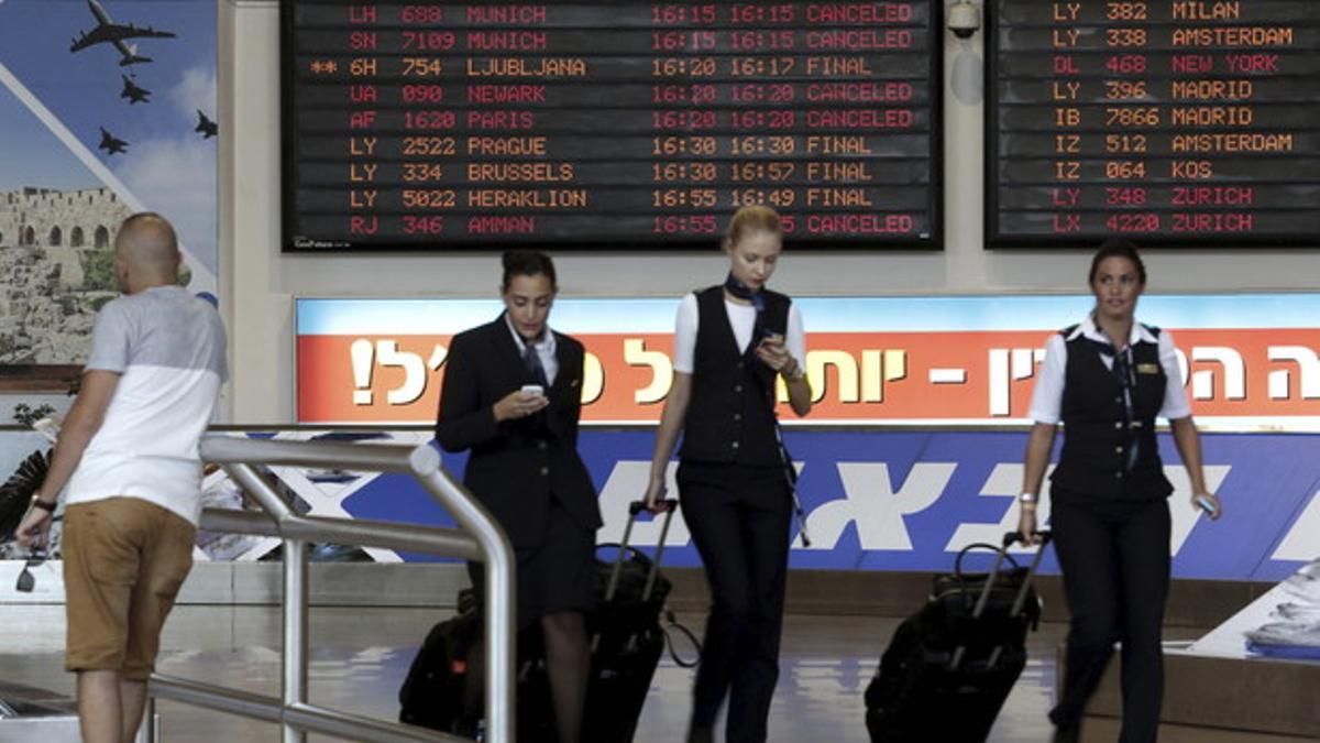 Azafatas de la aerolínea israelí El Al, en el aeropuerto Ben Gurion, este miércoles.