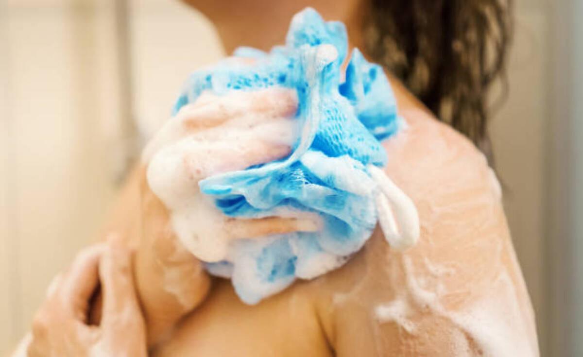 ¿Es bueno ducharse con esponja? Un experto contesta.