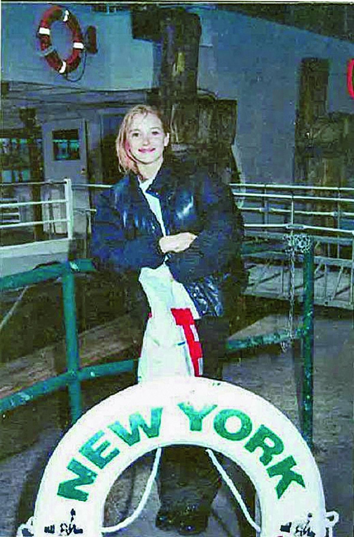 "Yo de turismo por Nueva York, durante los años en los que viví sometida al control de Epstein y Maxwell. Quise documentar mis viajes porque no sabía cuándo terminarían. Epstein hizo la foto con mi cámara".