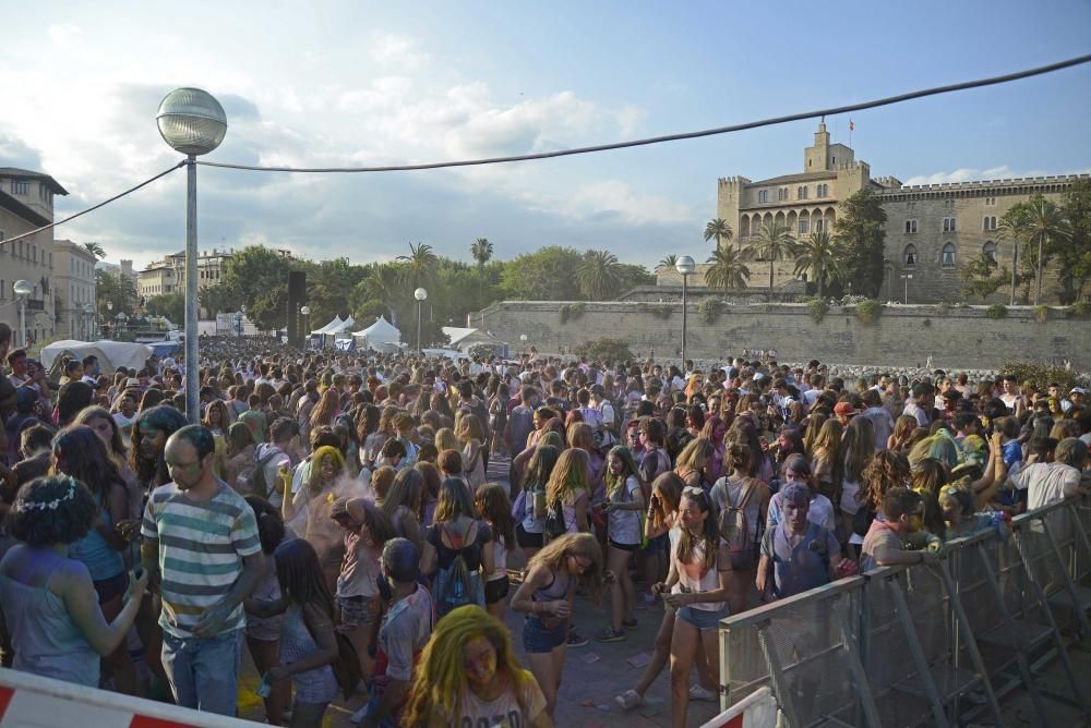 Mehrere hundert Personen haben am Samstag (11.6.) auf Mallorca die Insel-Version des Hindu-Frühlingsfests gefeiert. Es regnete Farbpulver, dazu gab es Musik und Bollywood-Tanz.