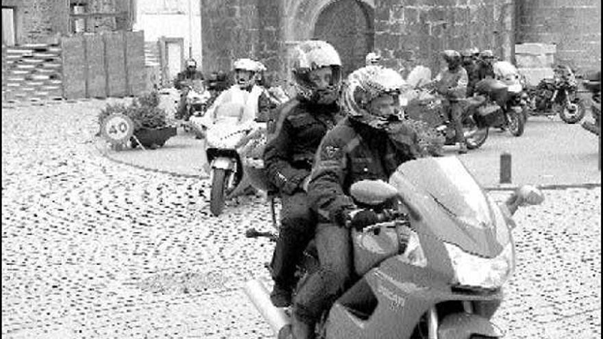 Miembros del motoclub Apretaye el Corno, de Navia.