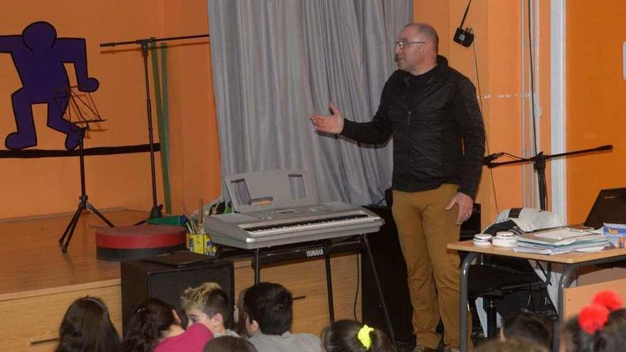 Manuel Garci durante un momento de la exposición en el aula de música del CEIP San Roque. // Noé Parga