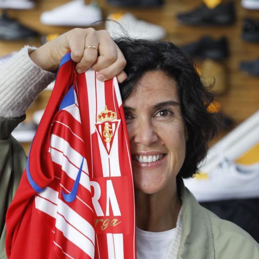 Sara Menéndez, con la camiseta del Sporting en su tienda, Deportes Trainer. | Marcos León