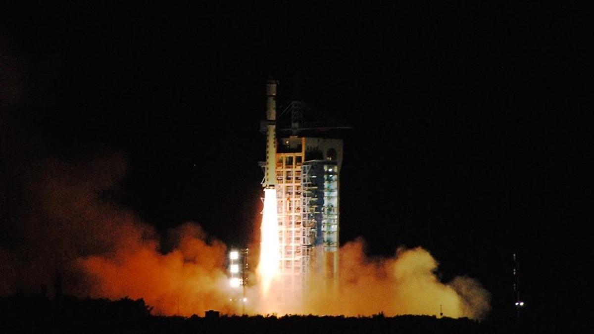 Lanzamiento del 'Micius', el satélite de telecomunicación cuántica impulsado por China.