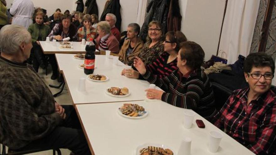 Los mayores de Pinilla asisten a la tradicional merienda.