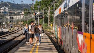 La estación de Rodalies de Montcada Bifurcació, en el primer día laborable en que vuelven a funcionar las líneas R3, R4 y R7