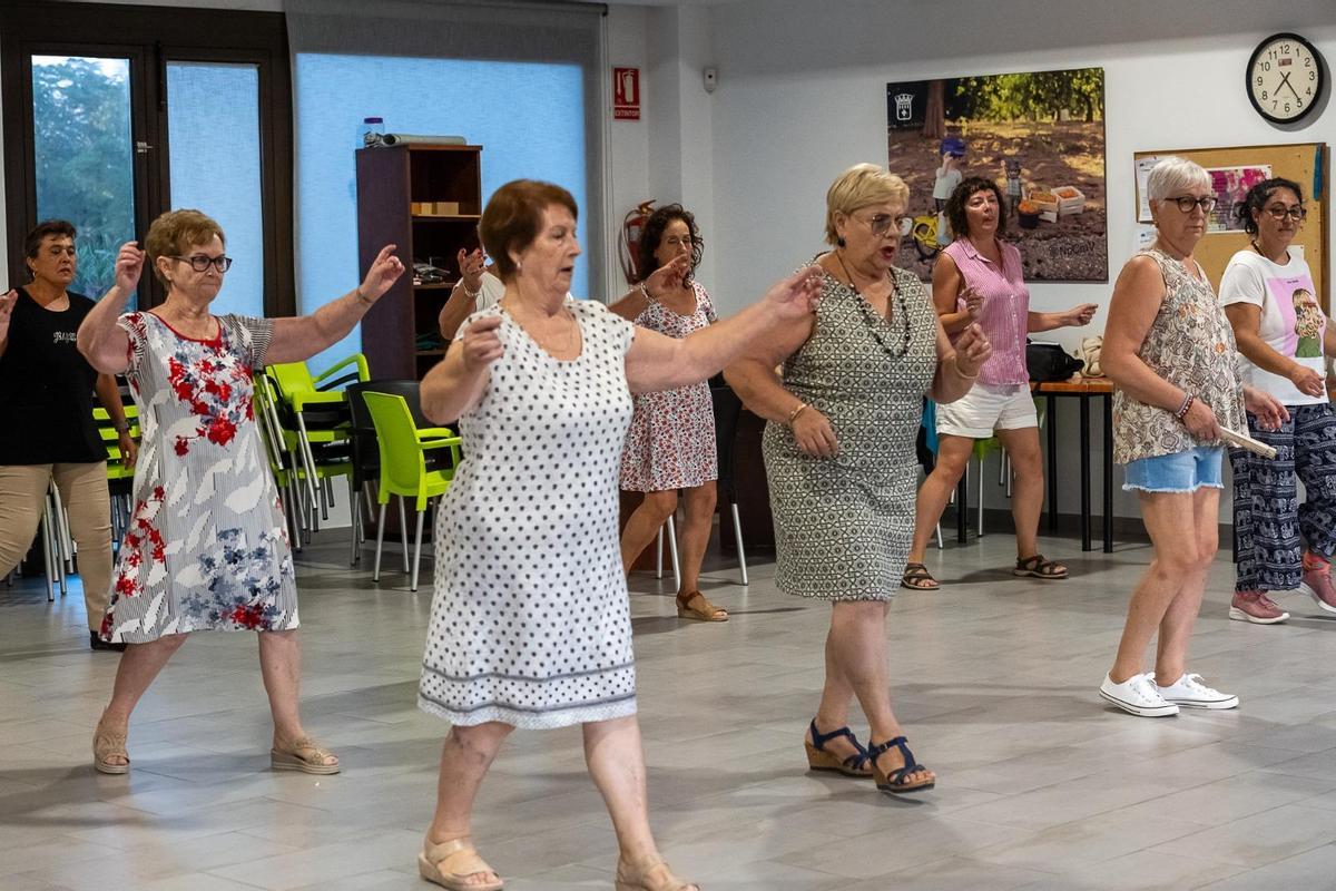 Personas de todas las edades, en un taller.