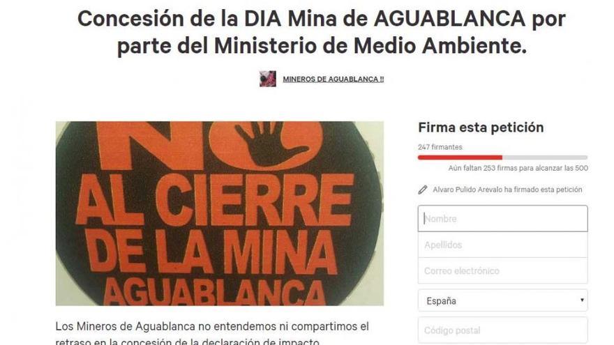 Los mineros de Aguablanca recogen firmas para reclamar la resolución de la declaración ambiental