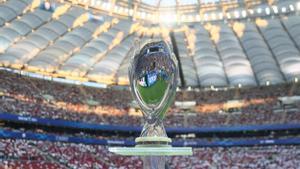  El trofeo de la Supercopa de Europa de fútbol antes de la disputa de dicha competición, entre el Real Madrid y el Atalanta, en el Estadio Nacional de Polonia, en Varsovia.