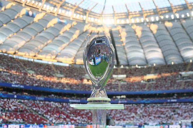  El trofeo de la Supercopa de Europa de fútbol antes de la disputa de dicha competición, entre el Real Madrid y el Atalanta, en el Estadio Nacional de Polonia, en Varsovia.