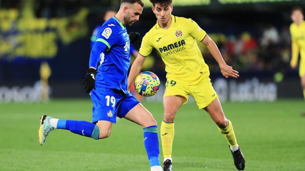 Ramón Terrats disputa un balón con Borja Mayoral