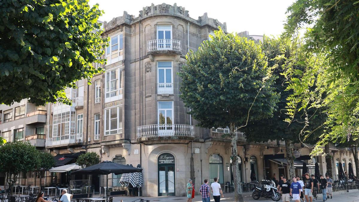 Edificio en el cruce de Montero Ríos con Castelar que será rehabilitado.