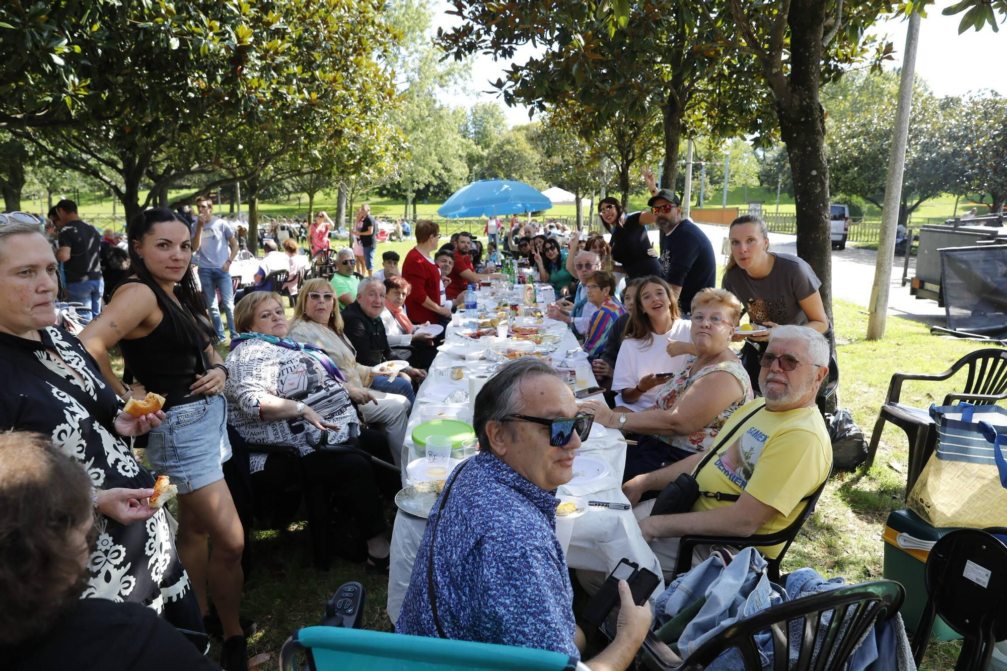 Moreda se zampa sus fiestas con una multitudinaria comida en el parque (en imágenes)