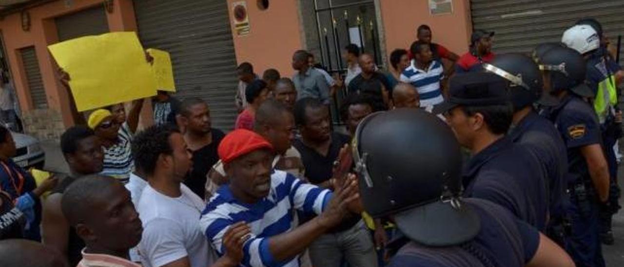 Nigerianos se enfrentan a la Policía en 2011 tras los disturbios por la muerte de Efosa Okosun.