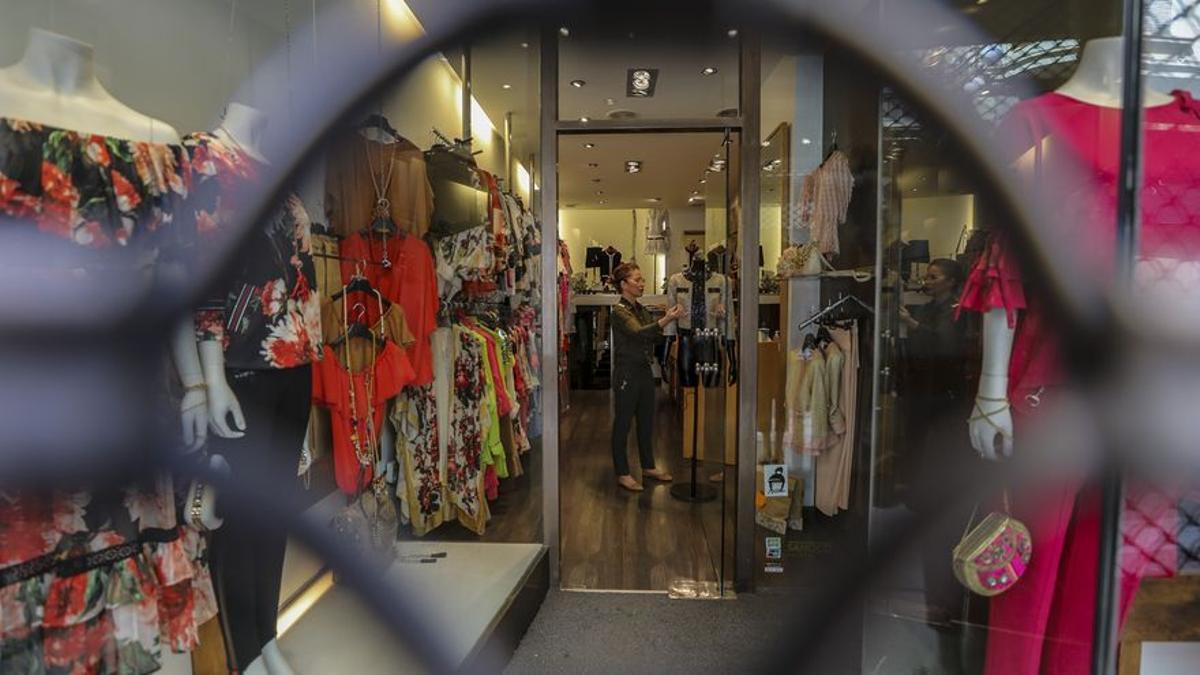 Las tiendas de ropa y calzado han visto reducidas sus ventas por la covid.
