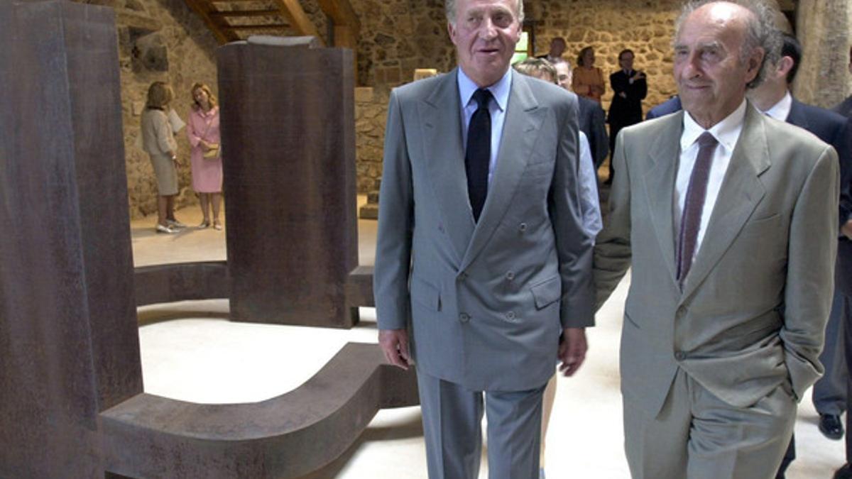 El Rey y Eduardo Chillida recorren el interior del caserío de Zabalaga, en Hernani, en agosto del 2000.