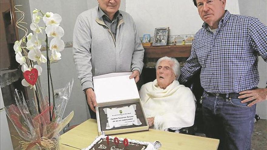 homenajean a su vecina centenaria