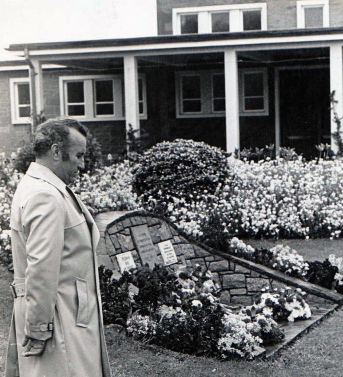 Francisco Font, después de la Segunda Guerra Mundial, en la inauguración de un monumento en conmemoración del trabajo esclavo en la isla de Jersey.