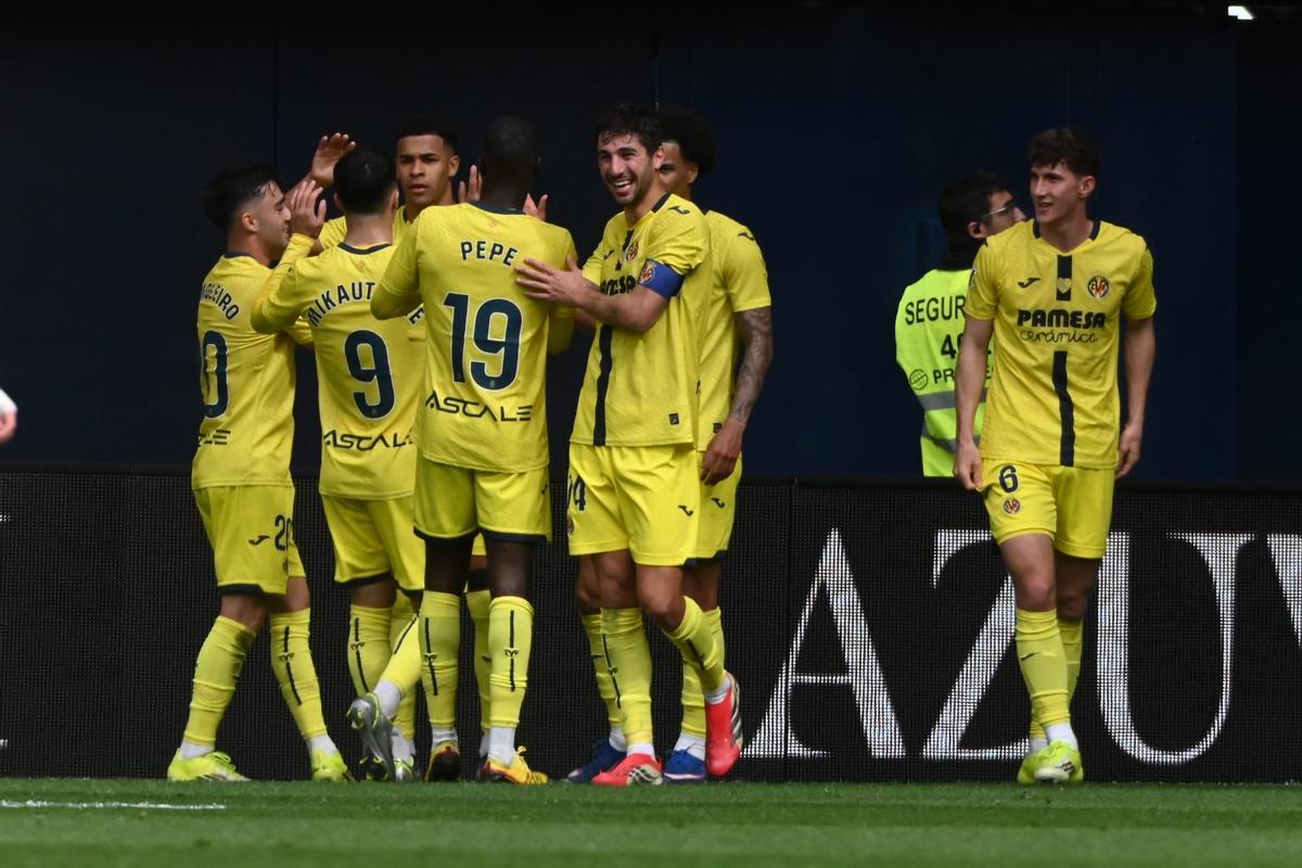 Los jugadores del Villarreal felicitan a Mouriño tras su gol ante el Elche.