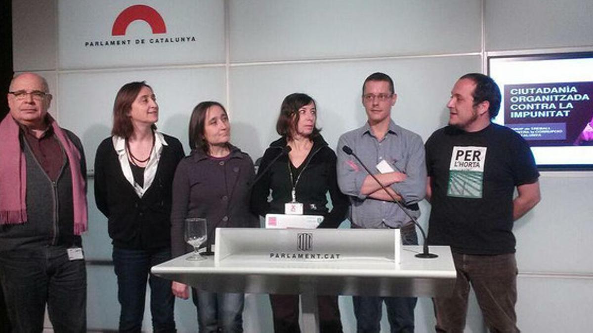 Los participantes en la iniciativa contra la corrupción, este jueves en rueda de prensa en el Parlament.