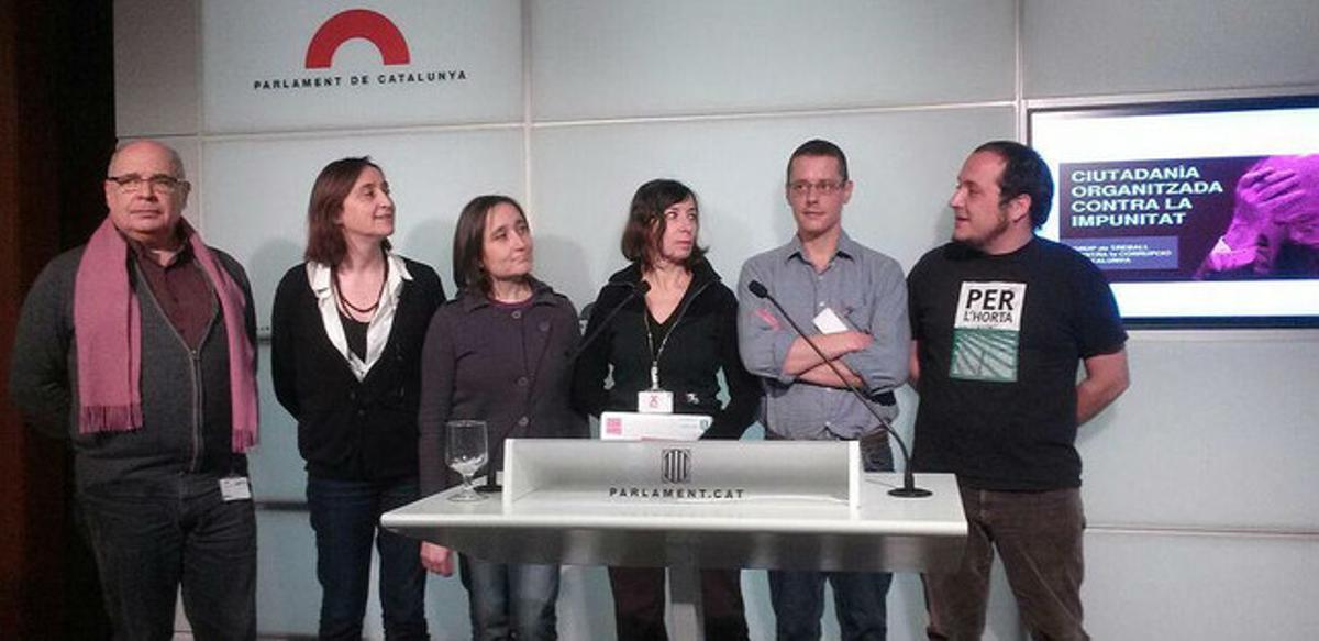 Los participantes en la iniciativa contra la corrupción, este jueves en rueda de prensa en el Parlament. Los participantes en la iniciativa contra la corrupción, este jueves en rueda de prensa en el Parlament.