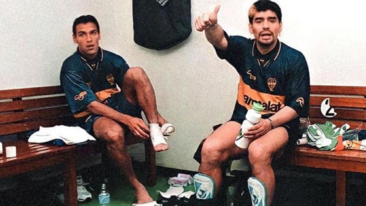 Gamboa, a la izquierda, con Maradona en su etapa en Boca Juniors. | F. G. 