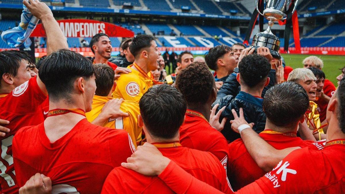 Los futbolistas del Mallorca juvenil celebran el título de Copa.