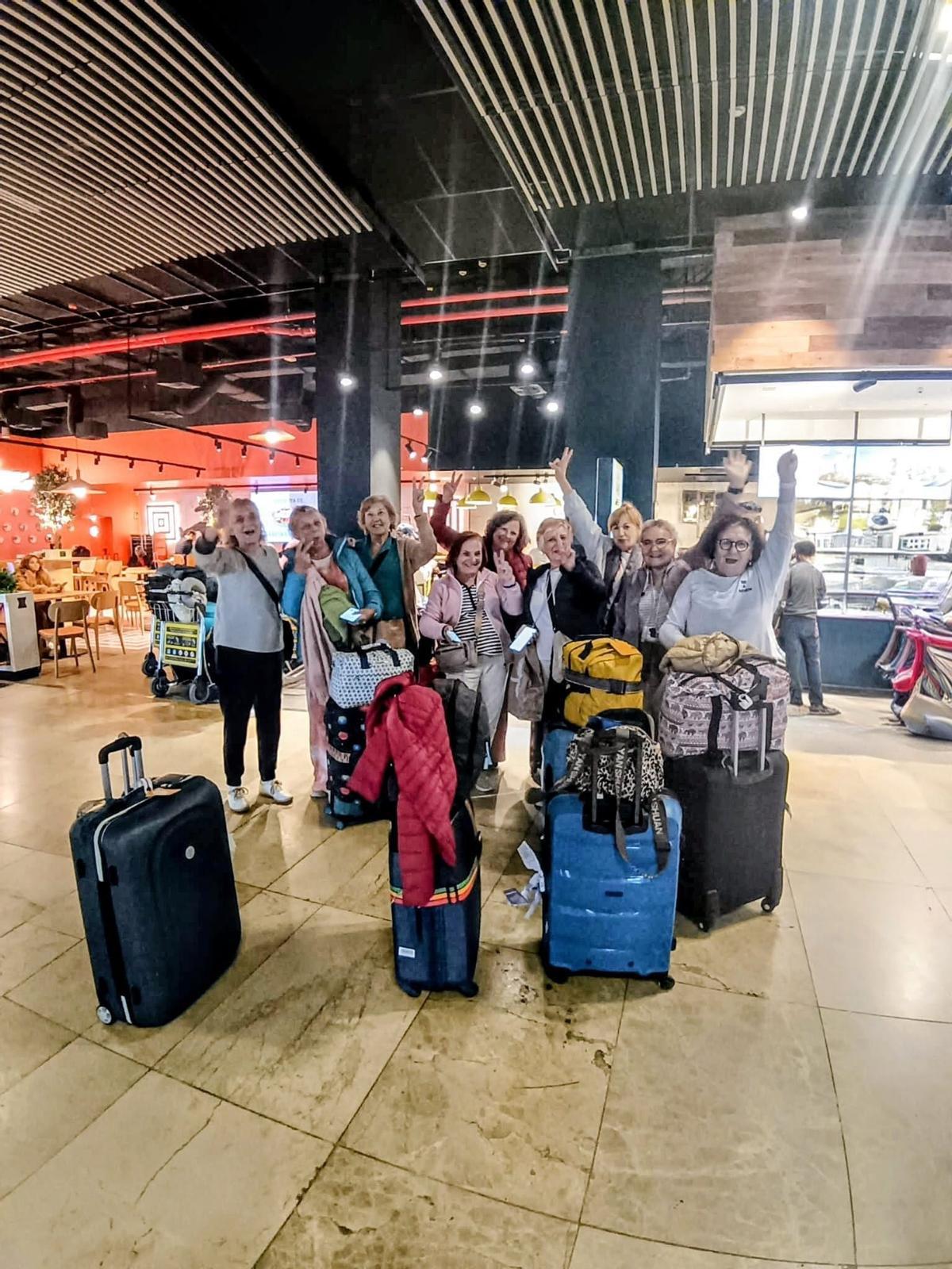 El grupo de nueve amigas jubiladas asturianas, este jueves en el Aeropuerto de Madrid