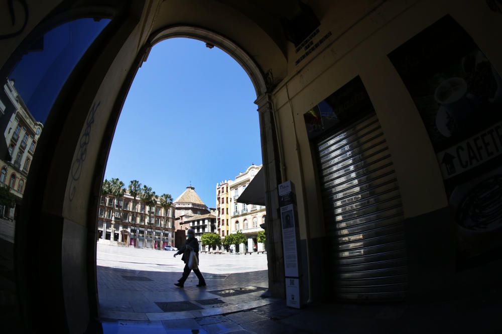 Tras varios días marcados por la lluvia, el sol vuelve a brillar en Málaga este viernes que, aún siendo Viernes de Dolores, sigue siendo un viernes en cuarentena. Pocas o ninguna persona por las siempre concurridas calle Larios, plaza de la Constitución o la renovada Alameda Principal. Tampoco nadie en la plaza de la Marina, cuando son ya prácticamente tres las semanas que llevamos de confinamiento obligatorio tras decretarse el estado de alarma por la pandemia de coronavirus.