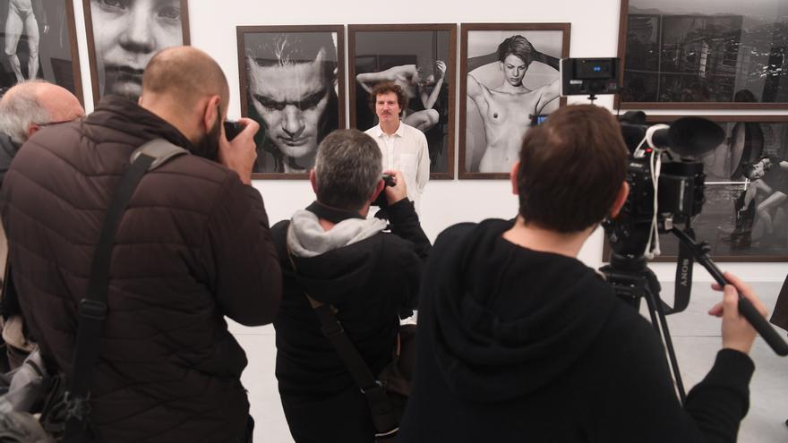 El hijo de Peter Lindbergh muestra la exposición impulsada por Marta Ortega en A Coruña