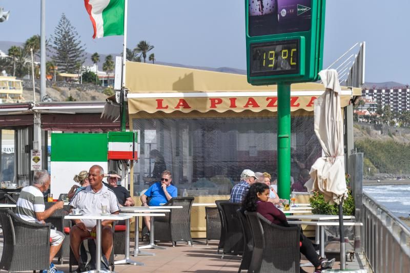 El viento y la calima siguen el jueves en Canarias y cierran Playa del Inglés por mala mar