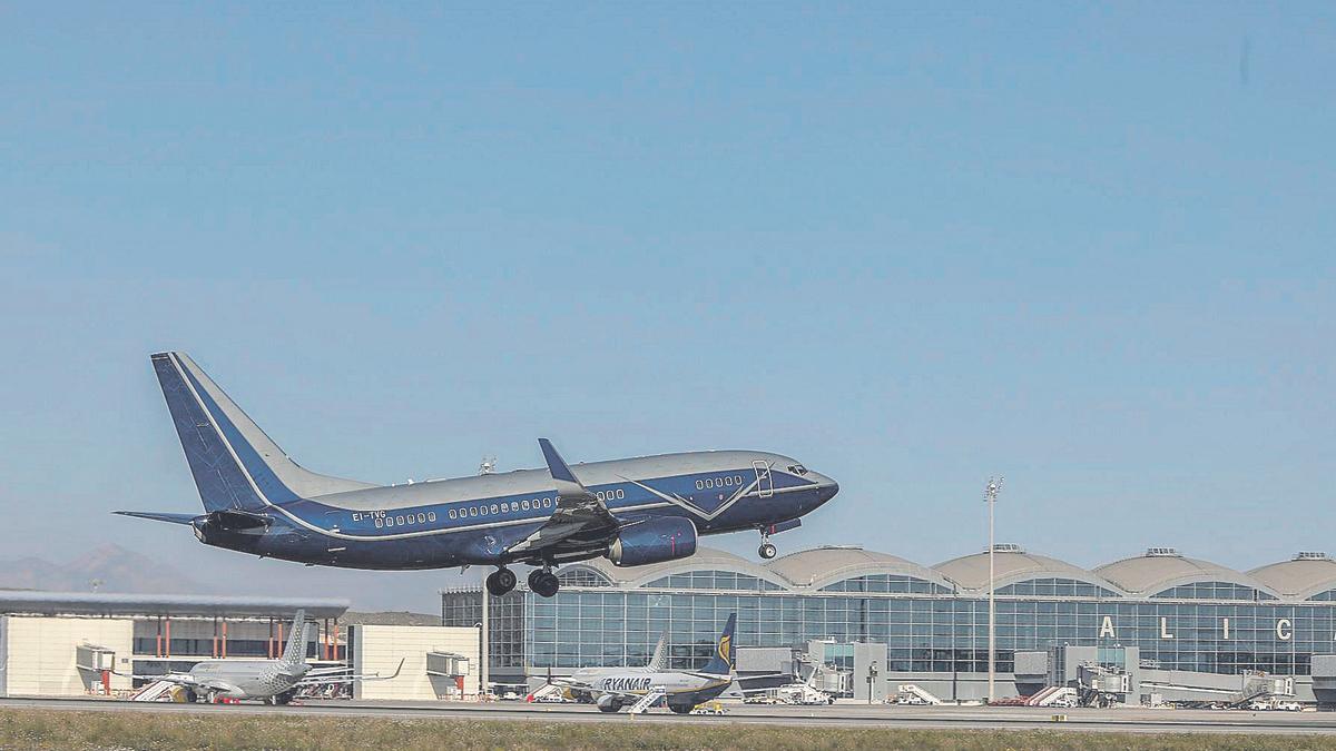 Un avión despega del aeropuerto  de Alicante-Elche.