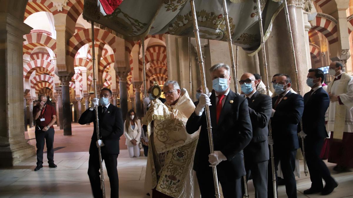 El Patio de los Naranjos acoge la procesión del Corpus Christi